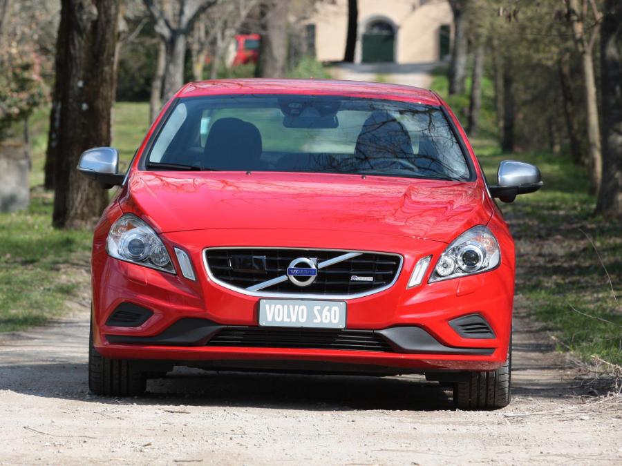  Volvo S60 R-Design 2010 года  (фото 2 из 27)